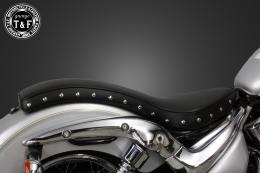 イントルーダーLC250　スタッド付きコブラシート(スムース)