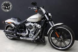 ソフテイルブレイクアウト(2018〜2024年)　スタッド付きガンファイターシート(バーチカル)