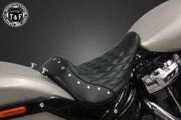 ソフテイルブレイクアウト(2018〜2024年)　スタッド付きシングルシート(ダイヤ)