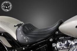 ソフテイルブレイクアウト(2018〜2024年)　スタッド付きシングルシート(バーチカル)