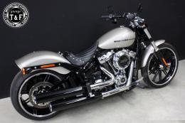 ソフテイルブレイクアウト(2018〜2024年)　スタッド付きシングルシート(バーチカル)