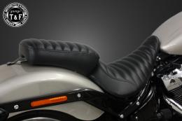 ソフテイルブレイクアウト(2018〜2024年)　ピリオンシート(タックロール)